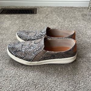 Bare Traps Snakeskin Slip-On (6.5)
